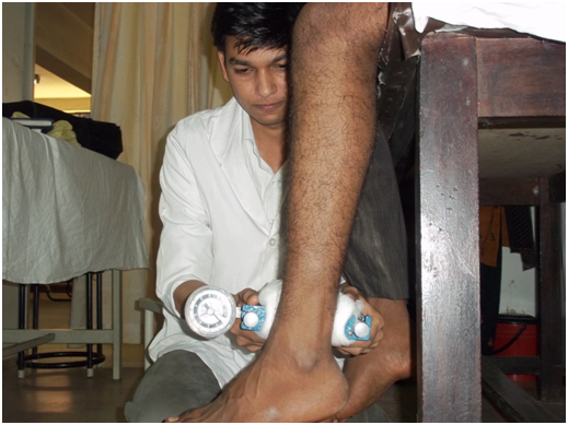 File:Measurement of Hip External Rotators with help of Dynamometer.png