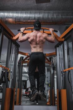 Pull-ups and leg extension: some useful tips to avoid injuires